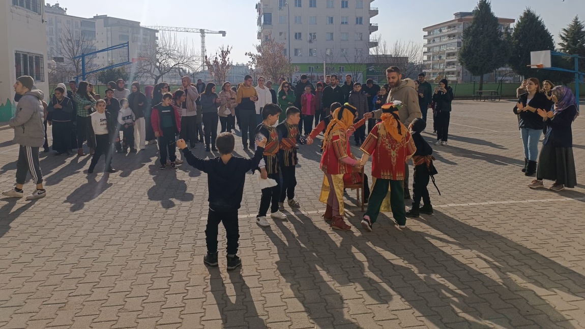 Özel Eğitim Öğrencilerinden Halk Oyunları Gösterisi